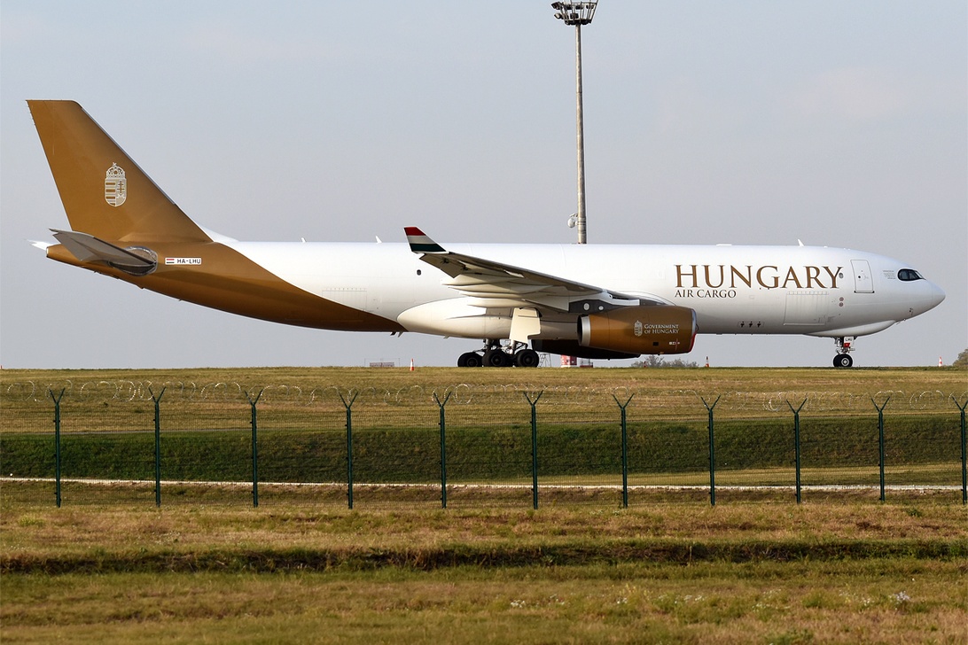 Ett fraktflygplan från HUNGARY AIR CARGO på en landningsbana, med den ungerska statsvapnet på stjärtfenan.